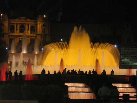 Ночные фонтаны Барселоны (19 фото)