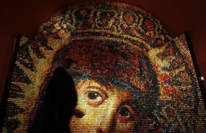Образ Девы Марии из 15 000 пасхальных яиц