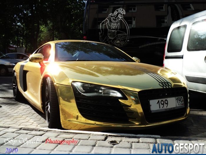 Золотой Audi R8 из Москвы