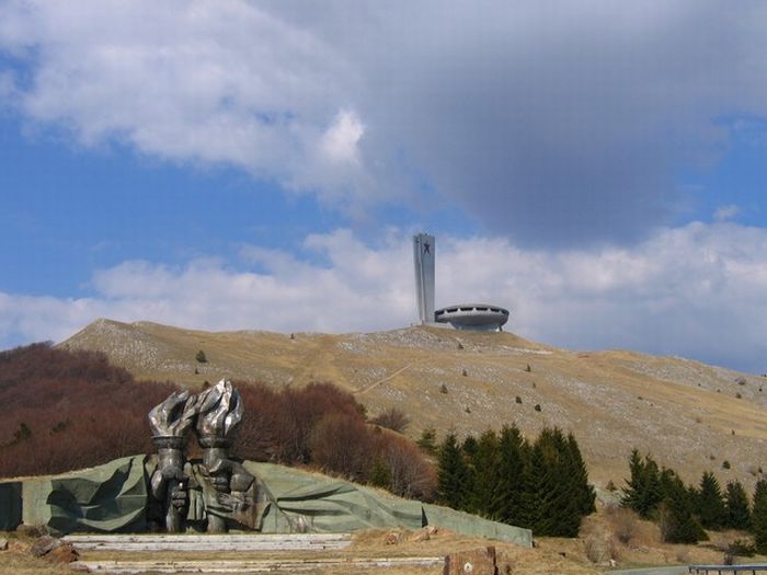 Заброшенный монумент в Болгарии