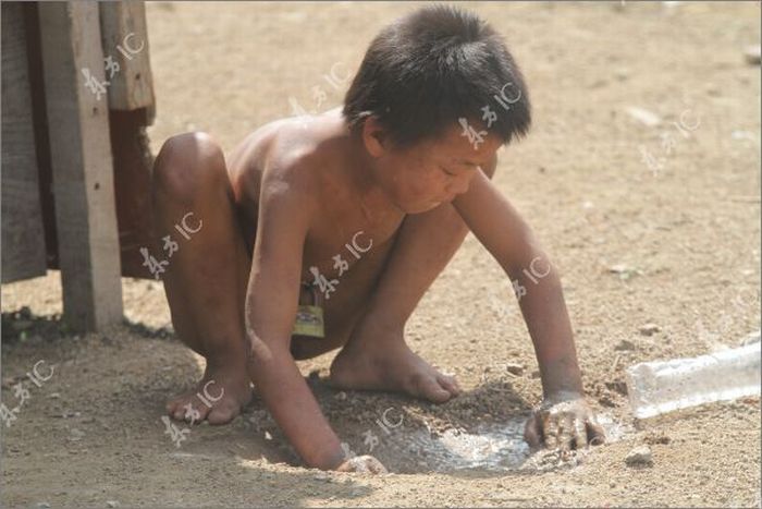 В Китае ребенка приковали к цепи