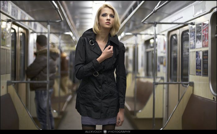 Смелая фотосессия девушки в метро (18+)