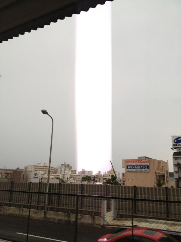 Световые столбы в небе над Японией