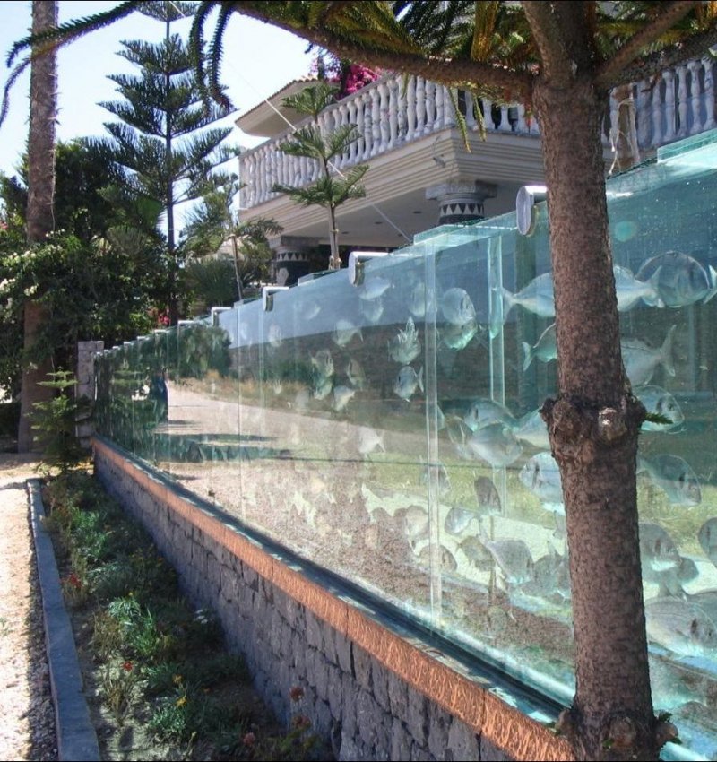 Забор в виде аквариума в Турции