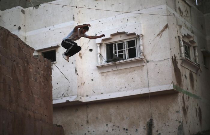 Подростки, живущие в секторе Газа и занимающиеся паркуром на руинах