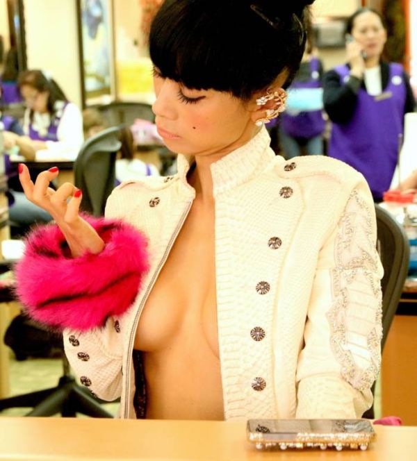 Актриса Бай Лин выбрала очень откровенный наряд для похода в салон красоты (18+)