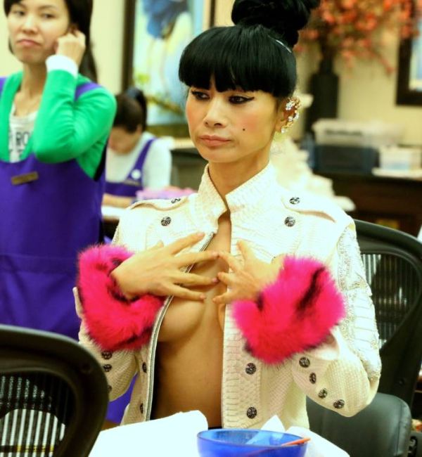 Актриса Бай Лин выбрала очень откровенный наряд для похода в салон красоты (18+)