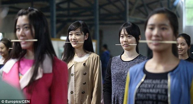 Как учат улыбаться Китайских работников (6 фото)