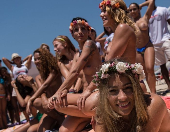 Бразильянки в Рио-де-Жанейро оголили грудь в знак протеста (18+)