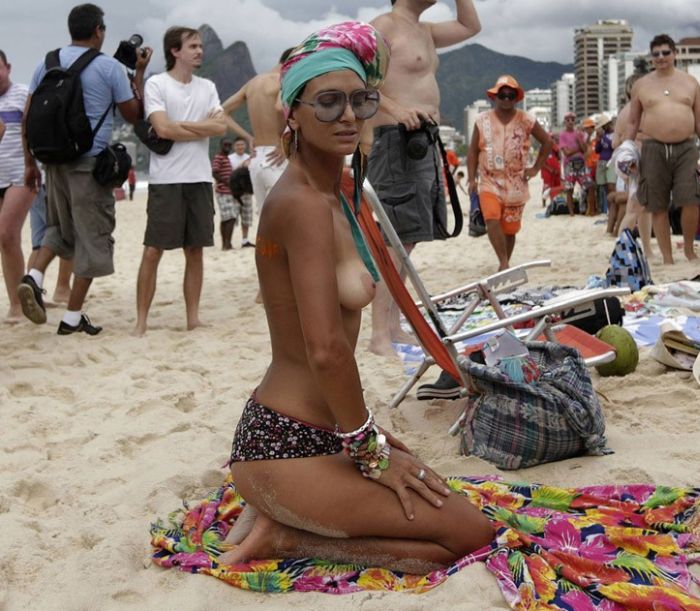 Бразильянки в Рио-де-Жанейро оголили грудь в знак протеста (18+)