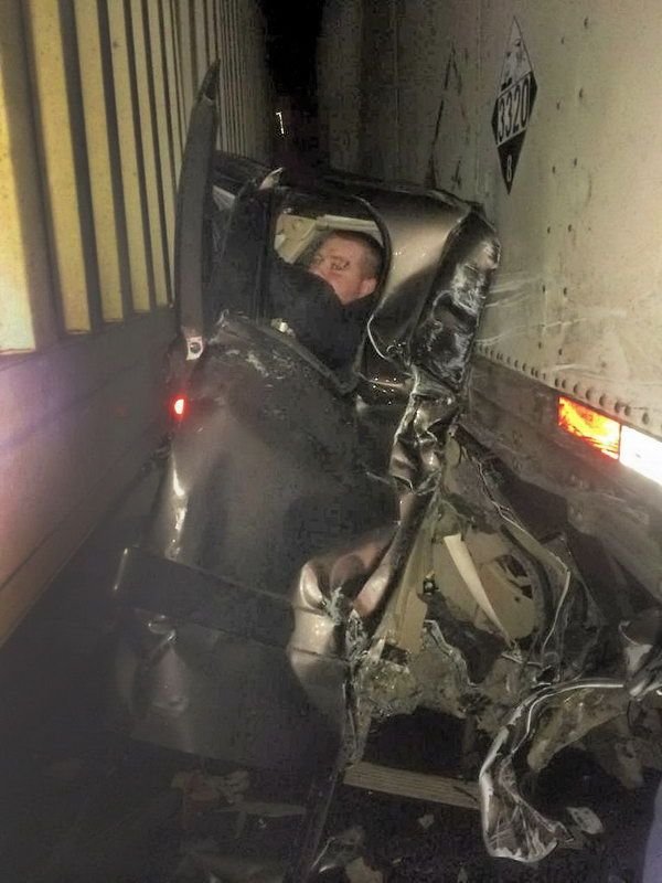 Разорванный кузов пикапа спас водителя