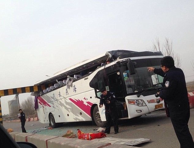 У пассажирского автобуса снесло крышу ограничителем высоты, Китай