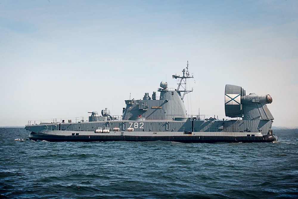 Самый большой десантный корабль «Зубр» на воздушной подушке