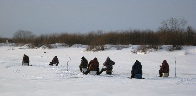 Рыбаки на зимней рыбалке (38 фото)