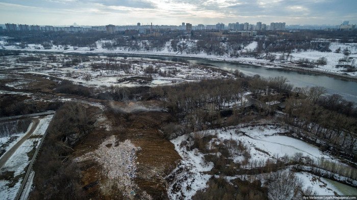 Нелегальная свалка бытовых отходов в Москве