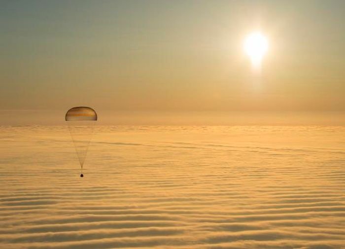 В Казахстане приземлилась капсула с космонавтами