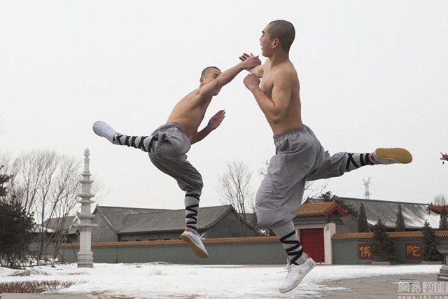 Китайские монахи демонстрируют боевое мастерство