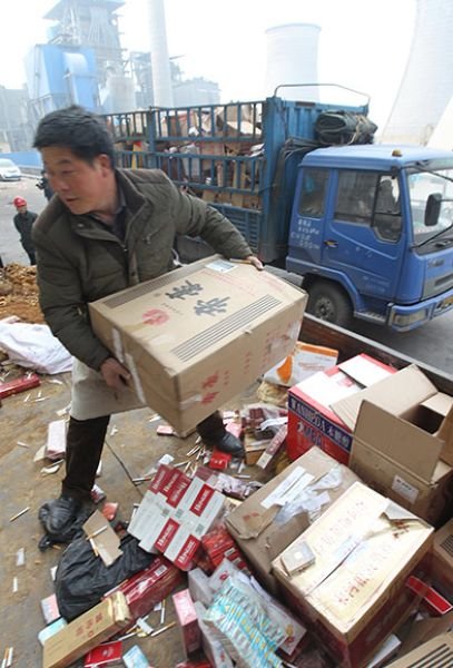 Китайцы жгут контрафактные сигареты с пользой для народа