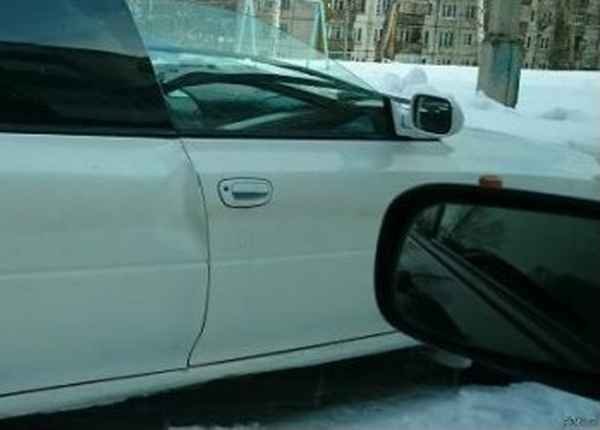 Снежная глыба способна превратить любой автомобиль в кабриолет