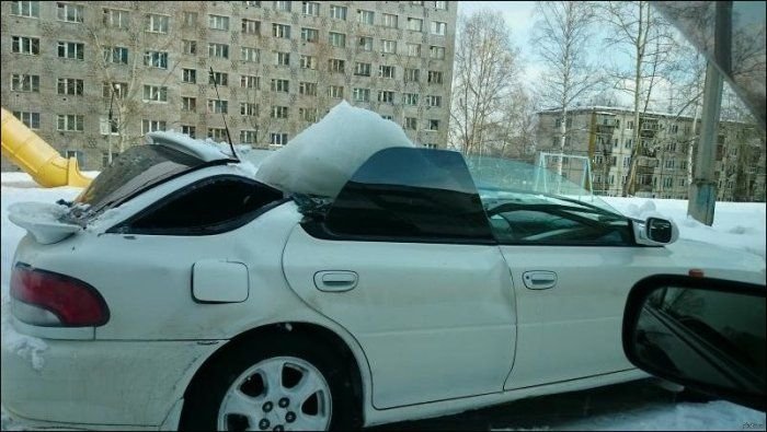 Снежная глыба способна превратить любой автомобиль в кабриолет