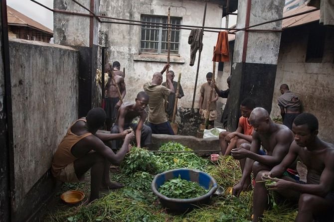 Отсидка малолетних преступников в тюрьме Сьерра-Леоне