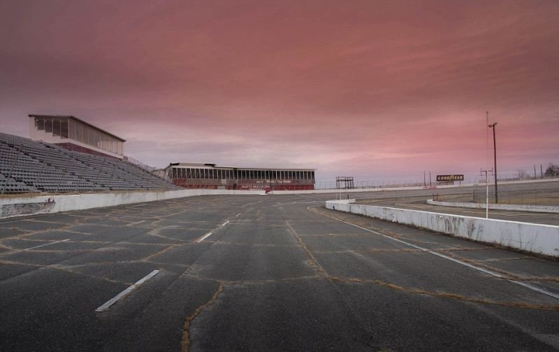 Трек NASCAR за четыре года превратившийся в руины