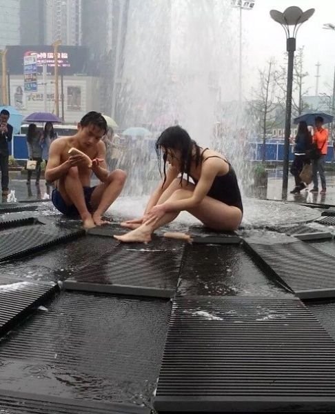 В Китае можно принять душ в фонтане