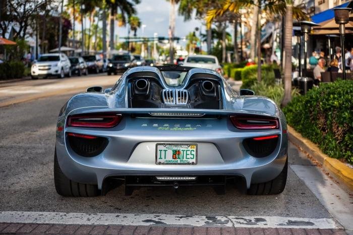 Бабушка из Флориды купила самую дорогую модель Porsche (6 фото)