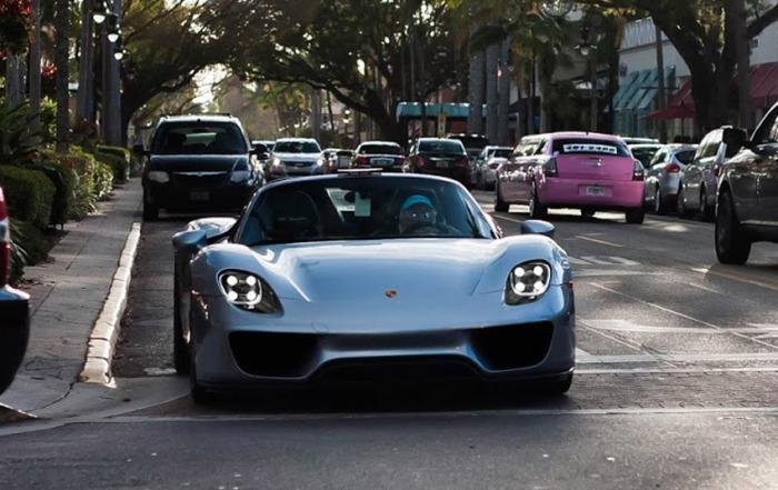 Бабушка из Флориды купила самую дорогую модель Porsche (6 фото)