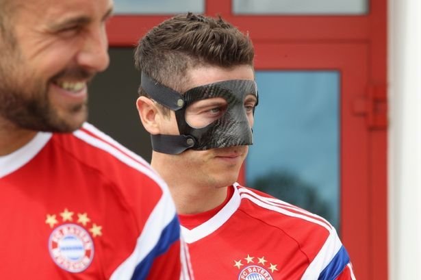 Курьезные маски травмированных футболистов