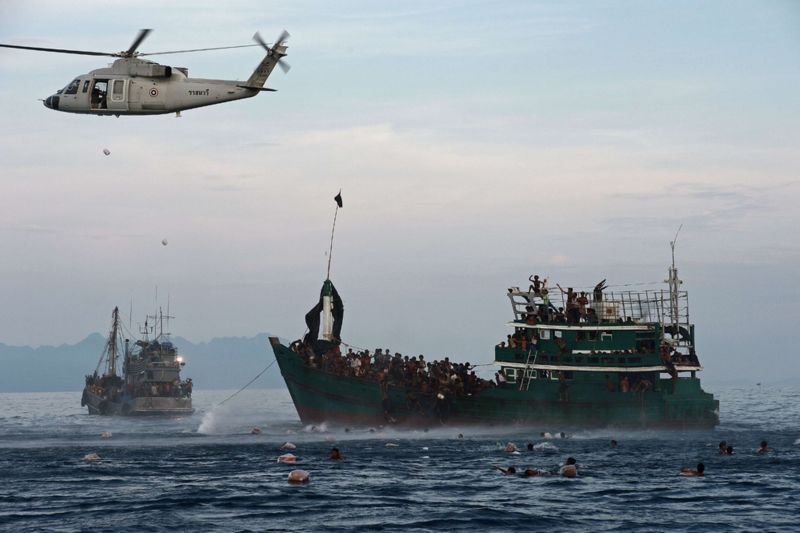 Контрабандисты бросили корабль с нелегалами посреди моря (5 фото)