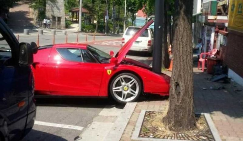 Редчайший суперкар Ferrari Enzo обнимает столб (2 фото)