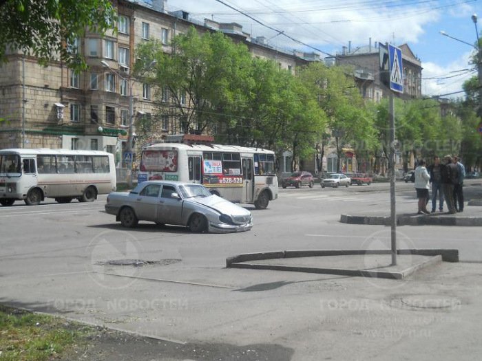 «Волга» развалилась наехав на трамвайные железнодорожные пути (3 фото)