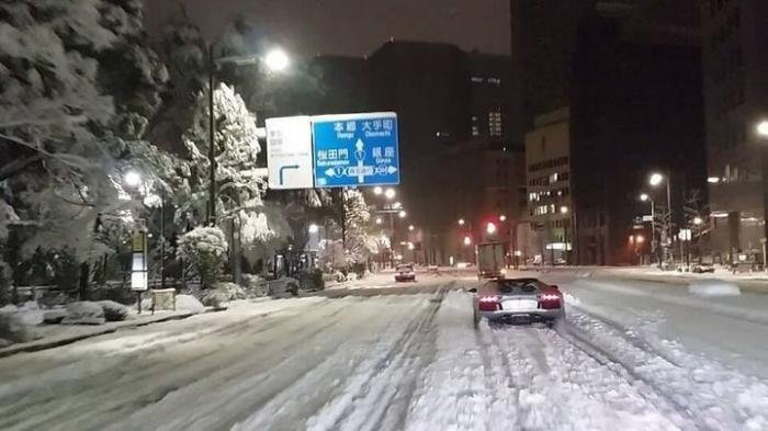 По снежному Токио на Lamborghini Aventador (7 фото)