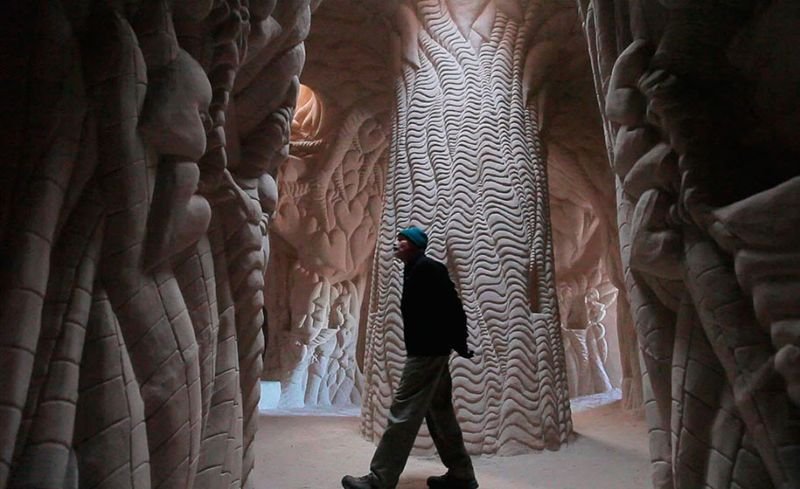 Художник провел 10 лет в горах вырезая узоры в пещере (19 фото)