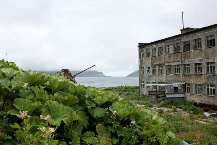 Заброшенный военный посёлок на Курилах (22 фото)