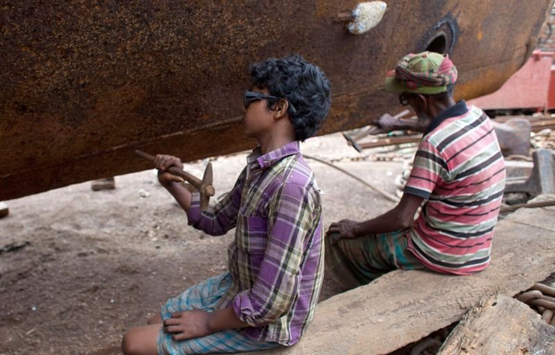 Адский труд школьников на верфях Бангладеша (18 фото)