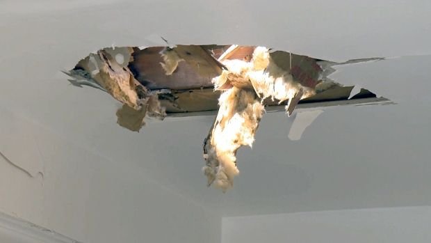 Потолок кухни пробило отвалившееся колесо самолета (4 фото)