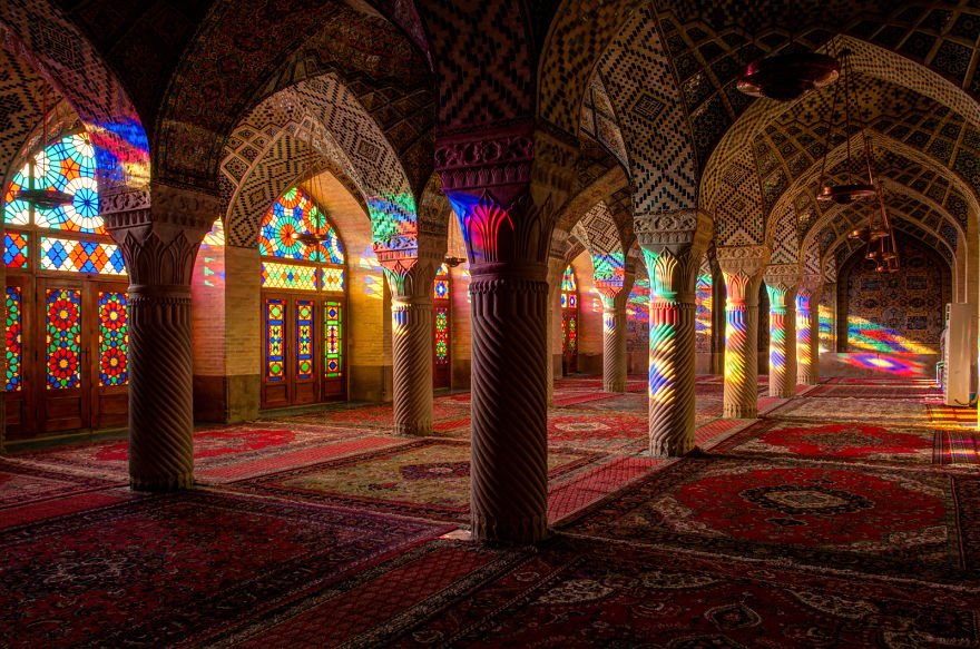 Уникальные витражи в интерьере мечети Насир аль-Мульк (18 фото)