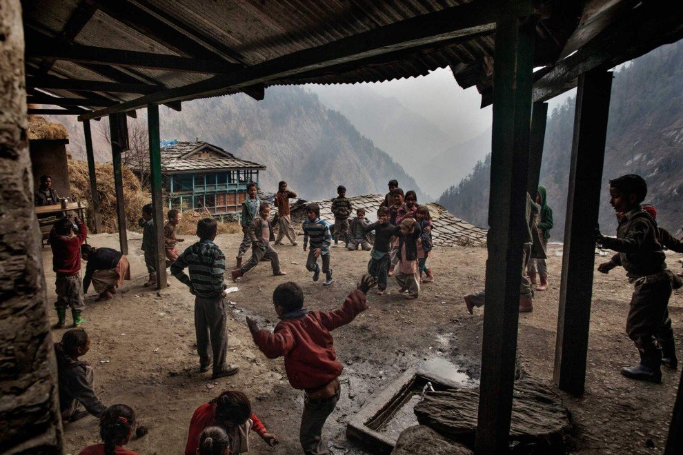 Тайные поля конопли в Гималаях и люди которые их возделывают (15 фото)