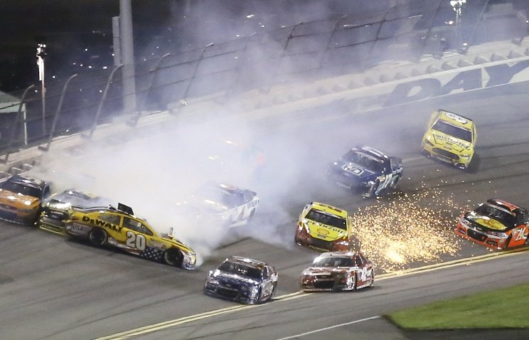 Более десяти зрителей пострадали в результате аварии на этапе NASCAR в Дайтоне (1 фото + 1 видео)