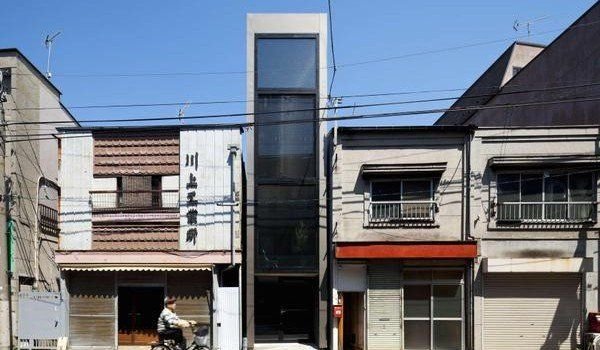 Компактный японский дом с удивительным интерьером (7 фото)