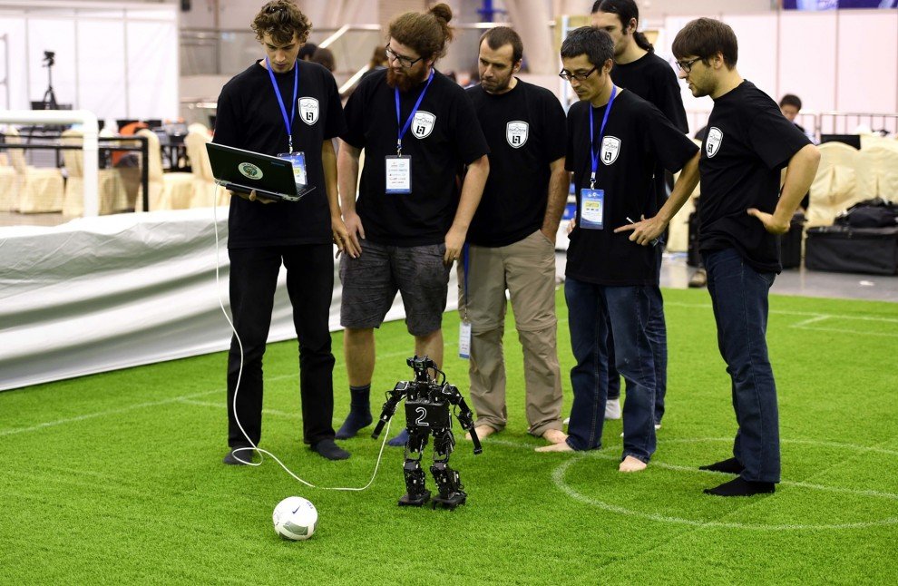 Чемпионат по футболу среди роботов RoboCup (13 фото)
