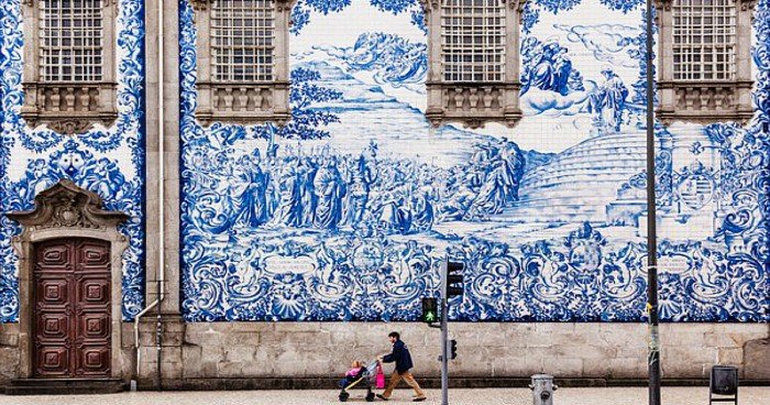 Керамические панно Azulejos на улицах Португалии (10 фото)
