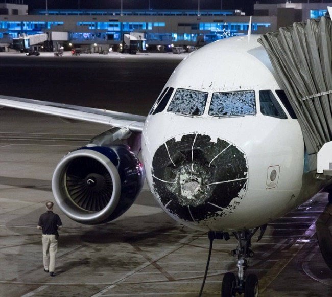 Аварийная посадка поврежденного градом самолета (4 фото)