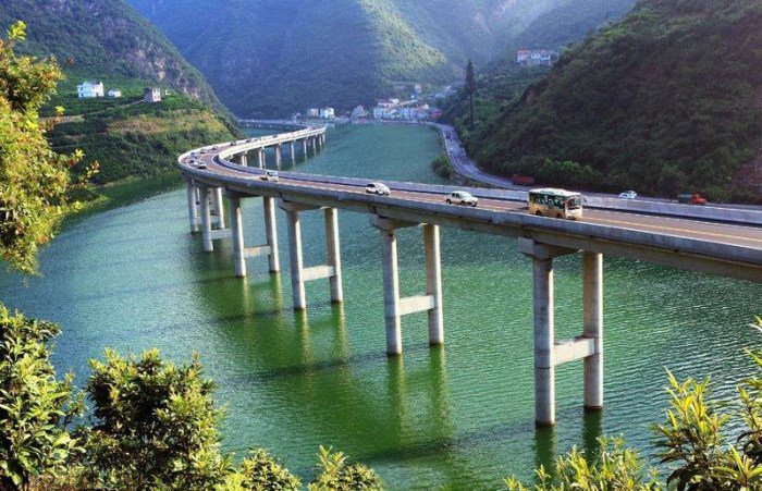 Необычный мост в Китае построенный по течению реки (4 фото)