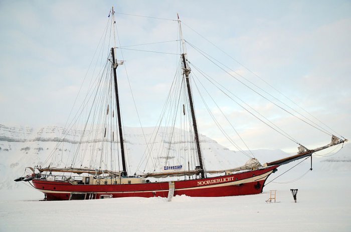 Ноордерлихт (Noorderlicht) – корабль-отель скованный льдом (13 фото)
