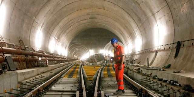 В Швейцарии построили самый длинный Ж/Д тоннель (20 фото)
