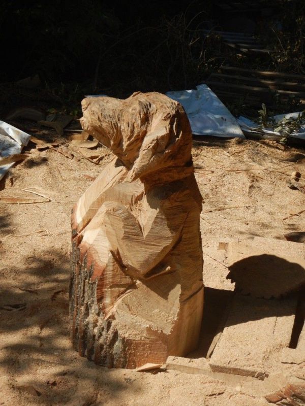 Скульптура собаки, вырезанная бензопилой