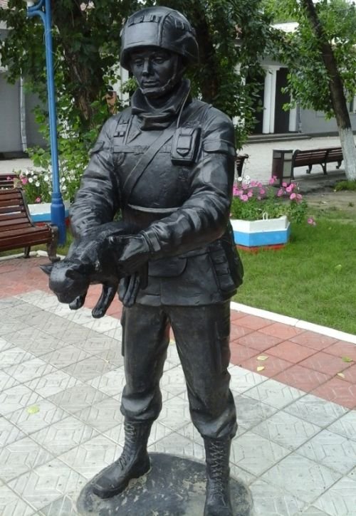 Памятник «Вежливым людям» в Белогорске (3 фото)
